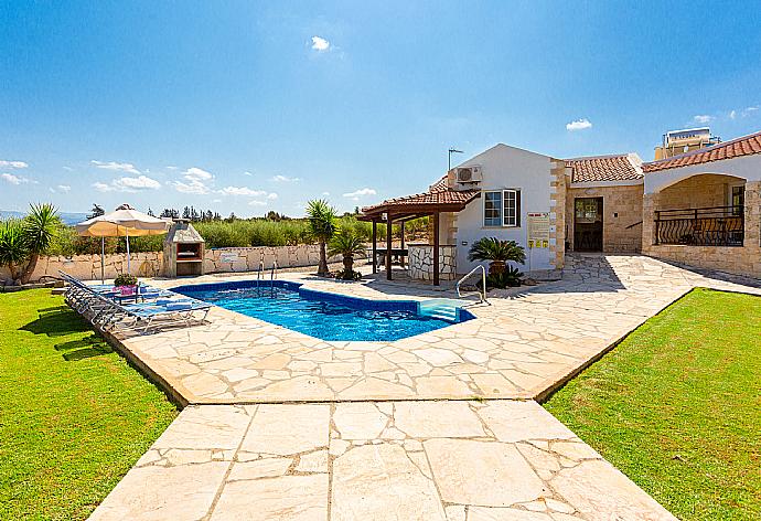 Beautiful villa with private pool, terrace, and garden . - Villa Thea . (Галерея фотографий) }}