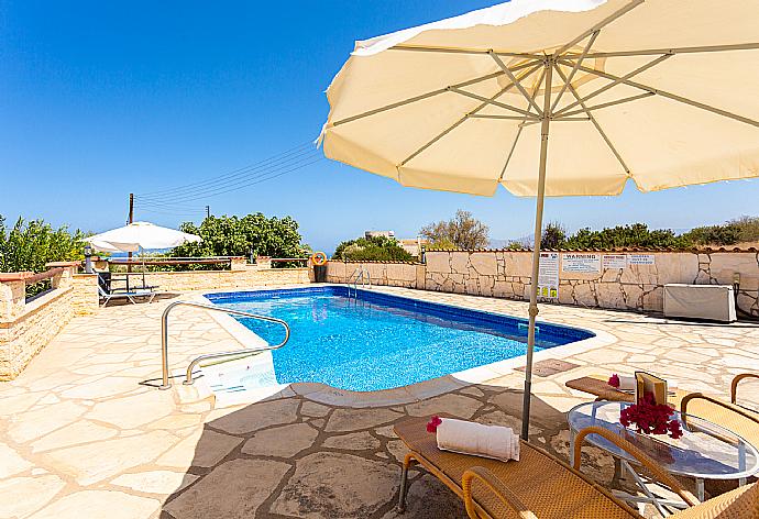 Private pool and terrace . - Villa Stone House . (Galería de imágenes) }}