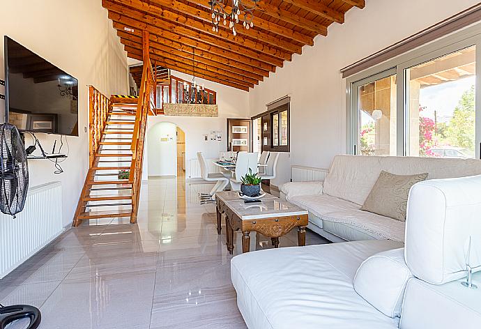 Open-plan living room with sofas, dining area, kitchen, ornamental fireplace, mezzanine, WiFi internet, and TV . - Villa Stone House . (Galería de imágenes) }}