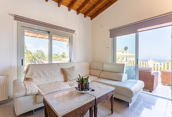 Open-plan living room with sofas, dining area, kitchen, ornamental fireplace, mezzanine, WiFi internet, and TV . - Villa Stone House . (Galería de imágenes) }}