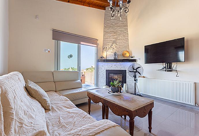 Open-plan living room with sofas, dining area, kitchen, ornamental fireplace, mezzanine, WiFi internet, and TV . - Villa Stone House . (Fotogalerie) }}