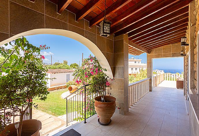 Sheltered terrace area . - Villa Stone House . (Galería de imágenes) }}