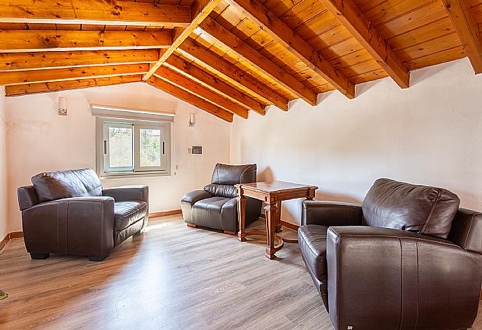 Mezzanine with seating . - Villa Stone House . (Photo Gallery) }}