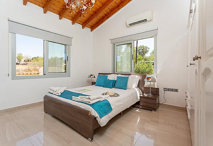 Double bedroom with A/C . - Villa Stone House . (Fotogalerie) }}