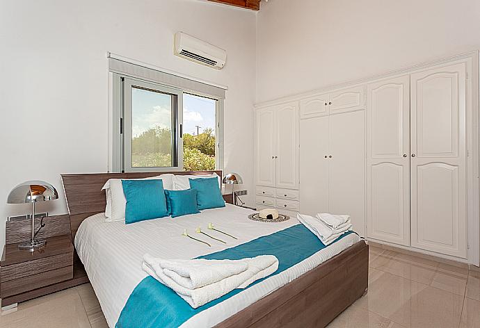 Double bedroom with A/C . - Villa Stone House . (Galería de imágenes) }}