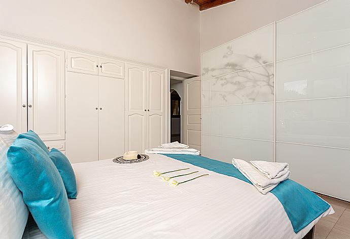 Double bedroom with A/C . - Villa Stone House . (Galería de imágenes) }}