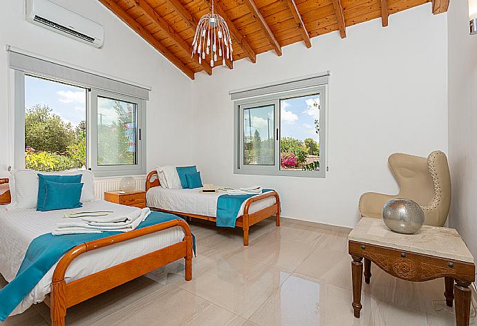 Twin bedroom with A/C . - Villa Stone House . (Photo Gallery) }}