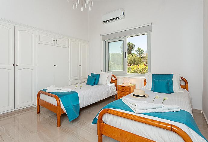 Twin bedroom with A/C . - Villa Stone House . (Photo Gallery) }}