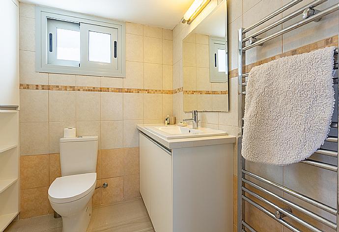 Family bathroom with shower . - Villa Stone House . (Galerie de photos) }}