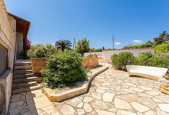 Garden and terrace area . - Villa Stone House . (Fotogalerie) }}