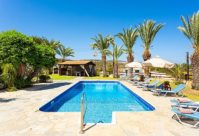 Private pool, terrace, and garden . - Villa Amorosa . (Galería de imágenes) }}