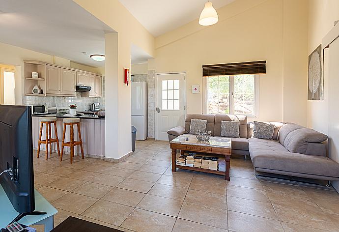 Open-plan living room with sofas, kitchen, WiFi internet, and TV . - Villa Amorosa . (Galleria fotografica) }}