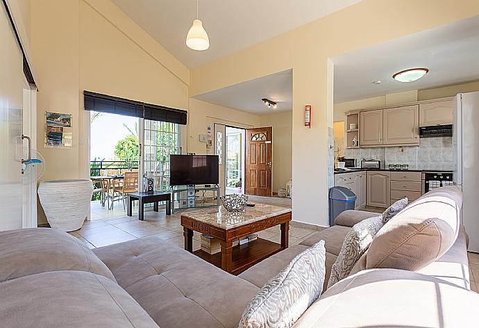 Open-plan living room with sofas, kitchen, WiFi internet, and TV . - Villa Amorosa . (Galería de imágenes) }}