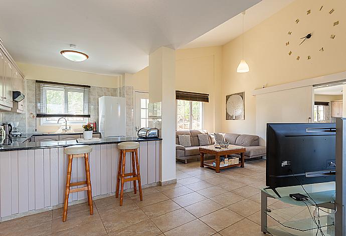 Open-plan living room with sofas, kitchen, WiFi internet, and TV . - Villa Amorosa . (Galleria fotografica) }}