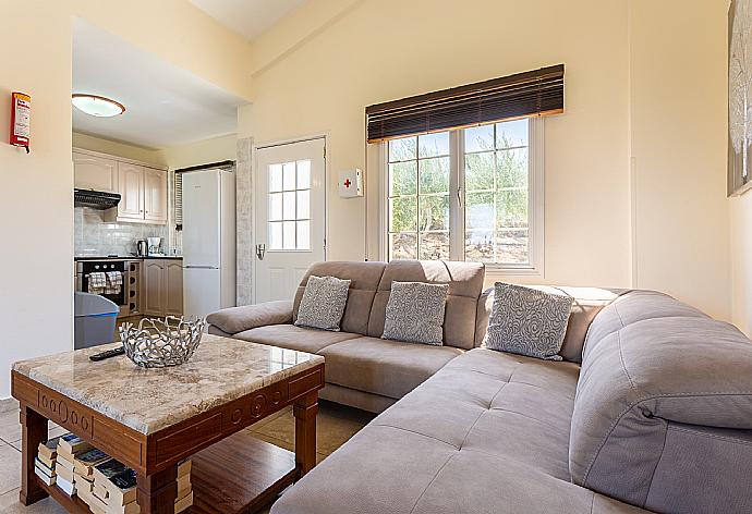 Open-plan living room with sofas, kitchen, WiFi internet, and TV . - Villa Amorosa . (Galleria fotografica) }}