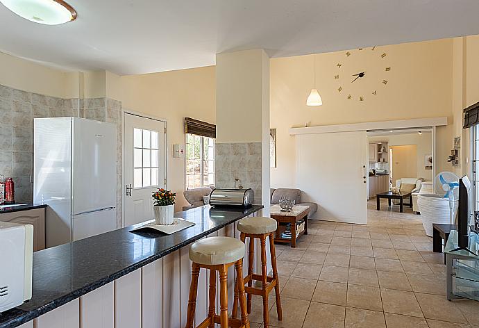 Open-plan living room with sofas, kitchen, WiFi internet, and TV . - Villa Amorosa . (Fotogalerie) }}