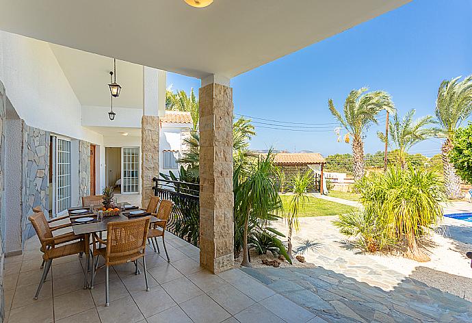 Sheltered terrace area . - Villa Amorosa . (Galleria fotografica) }}