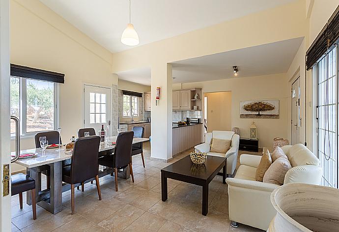 Open-plan living room with sofas, dining area, kitchen, and WiFi internet . - Villa Amorosa . (Fotogalerie) }}