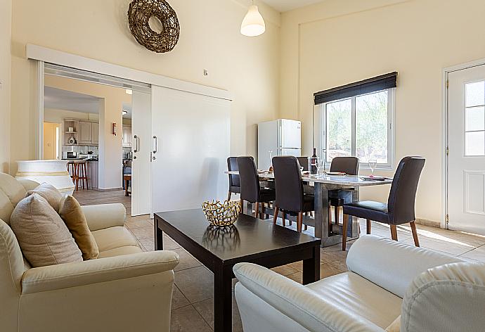 Open-plan living room with sofas, dining area, kitchen, and WiFi internet . - Villa Amorosa . (Galleria fotografica) }}