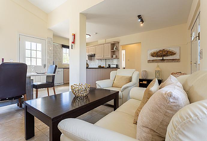 Open-plan living room with sofas, dining area, kitchen, and WiFi internet . - Villa Amorosa . (Galleria fotografica) }}