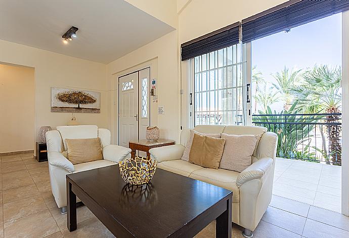 Open-plan living room with sofas, dining area, kitchen, and WiFi internet . - Villa Amorosa . (Fotogalerie) }}