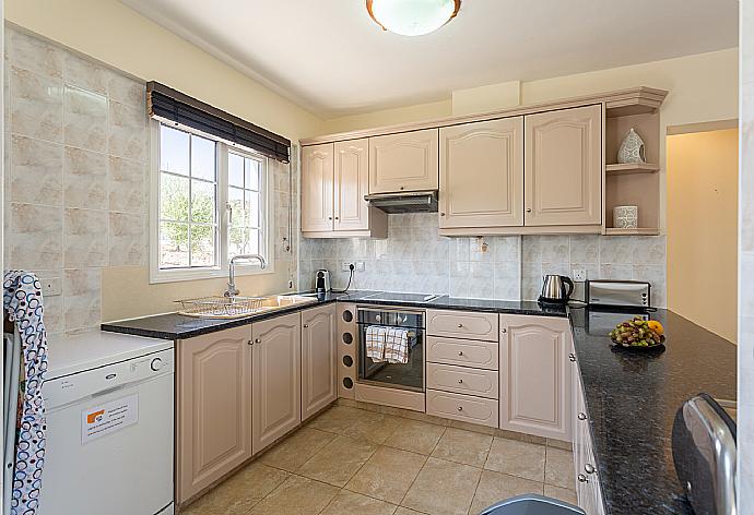 Equipped kitchen . - Villa Amorosa . (Fotogalerie) }}