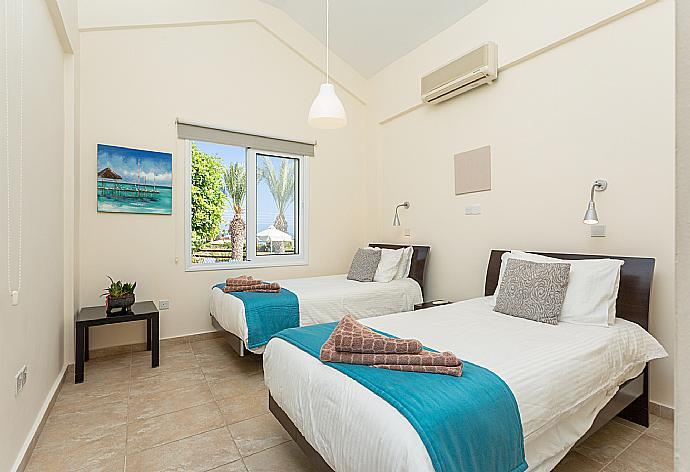 Twin bedroom with A/C . - Villa Amorosa . (Galerie de photos) }}