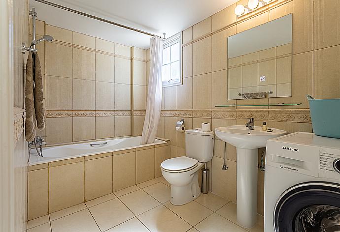 Family bathroom with bath and shower . - Villa Amorosa . (Galería de imágenes) }}