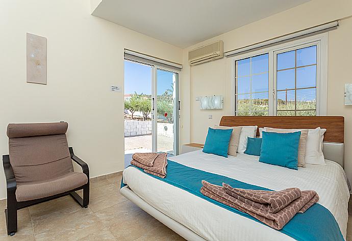 Double bedroom with A/C . - Villa Amorosa . (Photo Gallery) }}