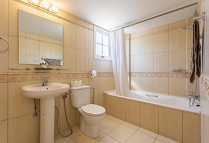 Family bathroom with bath and shower . - Villa Amorosa . (Fotogalerie) }}