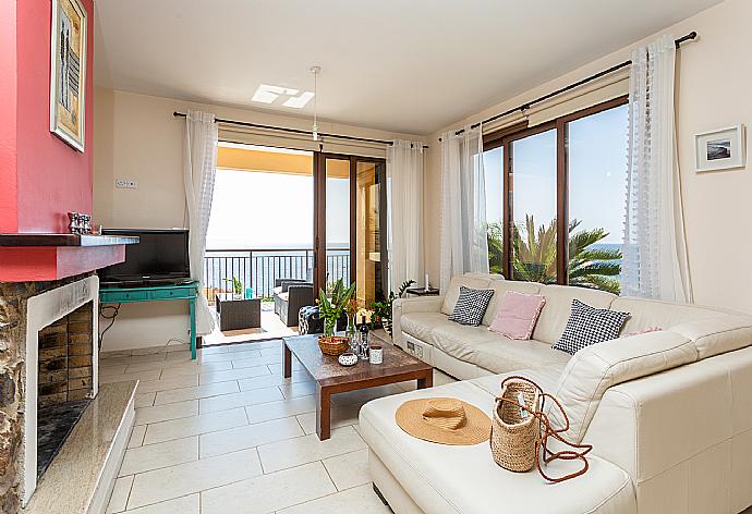 Living room with sofa, ornamental fireplace, A/C, WiFi internet, satellite TV, and sea views . - Villa Mermaid . (Fotogalerie) }}