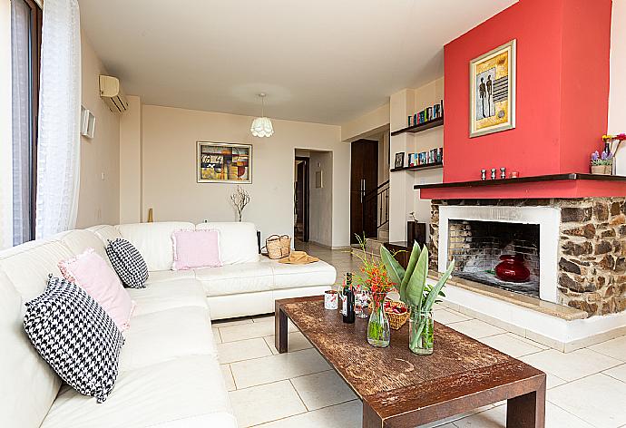 Living room with sofa, ornamental fireplace, A/C, WiFi internet, satellite TV, and sea views . - Villa Mermaid . (Galleria fotografica) }}