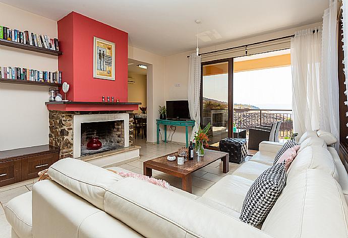 Living room with sofa, ornamental fireplace, A/C, WiFi internet, satellite TV, and sea views . - Villa Mermaid . (Galleria fotografica) }}