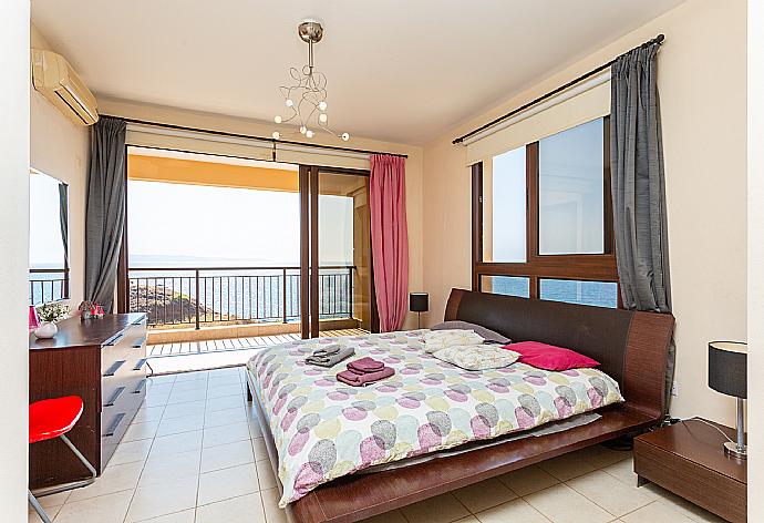 Double bedroom with en suite bathroom, A/C, and terrace access with sea views . - Villa Mermaid . (Fotogalerie) }}