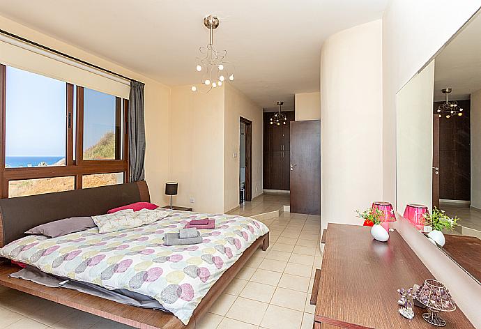 Double bedroom with en suite bathroom, A/C, and terrace access with sea views . - Villa Mermaid . (Galerie de photos) }}