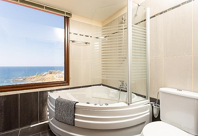 En suite bathroom with spa bath and shower . - Villa Mermaid . (Fotogalerie) }}