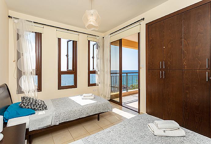 Twin bedroom with A/C and terrace access with sea views . - Villa Mermaid . (Photo Gallery) }}