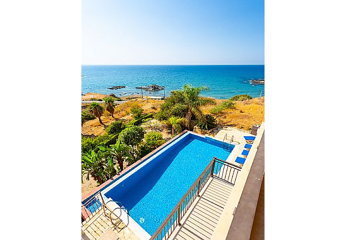 View of pool from upper terrace . - Villa Mermaid . (Galería de imágenes) }}