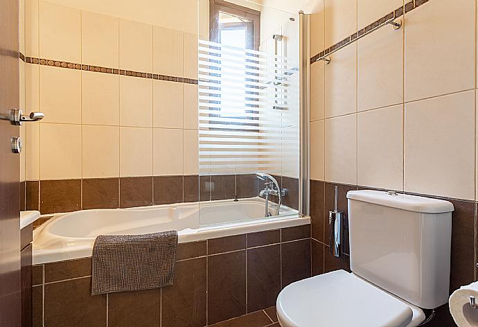 Family bathroom with bath and shower . - Villa Mermaid . (Fotogalerie) }}