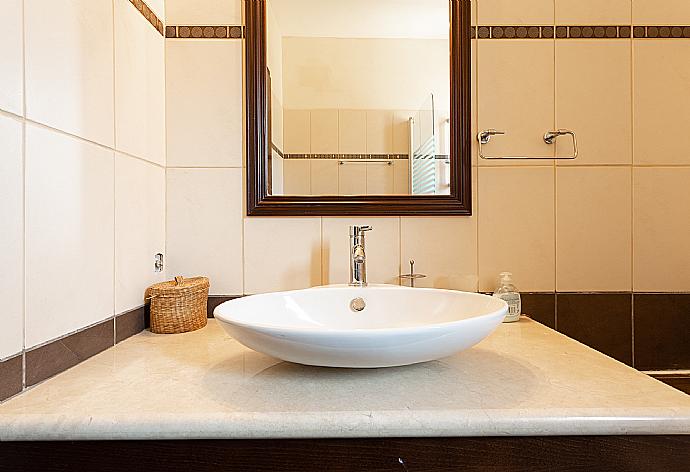 Family bathroom with bath and shower . - Villa Mermaid . (Fotogalerie) }}