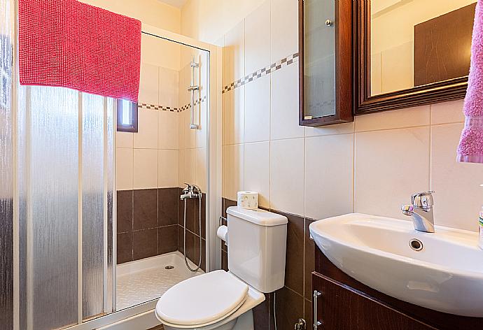 Family bathroom with shower . - Villa Mermaid . (Fotogalerie) }}