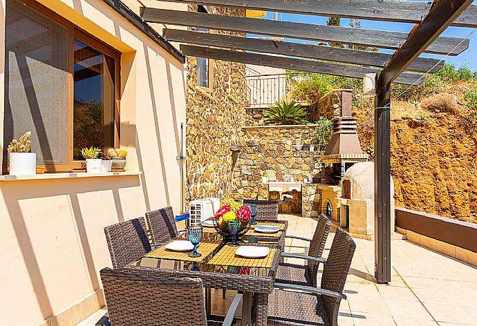 Terrace area with BBQ . - Villa Mermaid . (Fotogalerie) }}