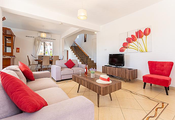 Open-plan living room with sofas, dining area, kitchen, A/C, WiFi internet, and satellite TV . - Queens Paradise 1 . (Fotogalerie) }}