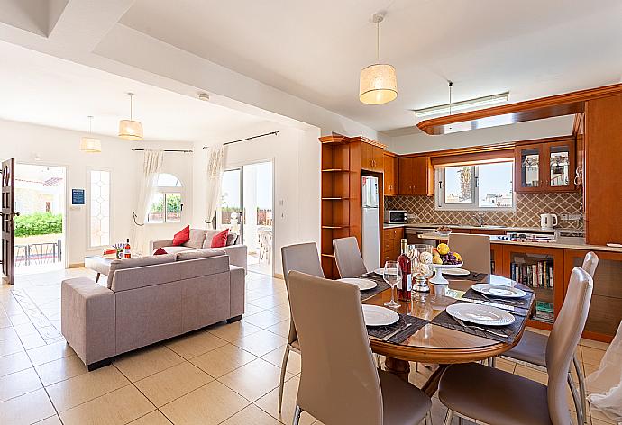 Open-plan living room with sofas, dining area, kitchen, A/C, WiFi internet, and satellite TV . - Queens Paradise 1 . (Galleria fotografica) }}