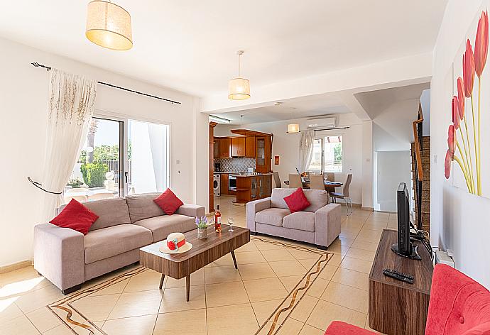 Open-plan living room with sofas, dining area, kitchen, A/C, WiFi internet, and satellite TV . - Queens Paradise 1 . (Fotogalerie) }}