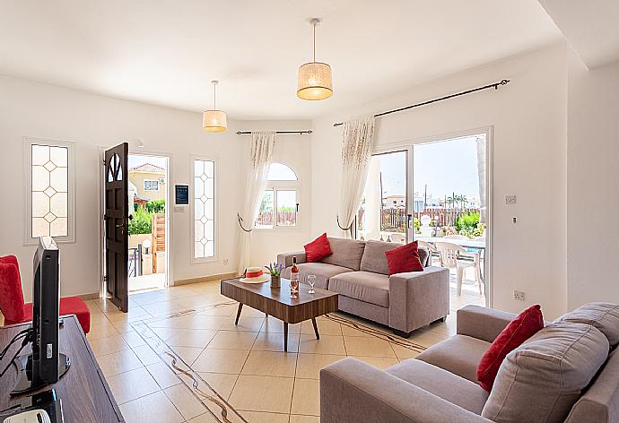 Open-plan living room with sofas, dining area, kitchen, A/C, WiFi internet, and satellite TV . - Queens Paradise 1 . (Galleria fotografica) }}