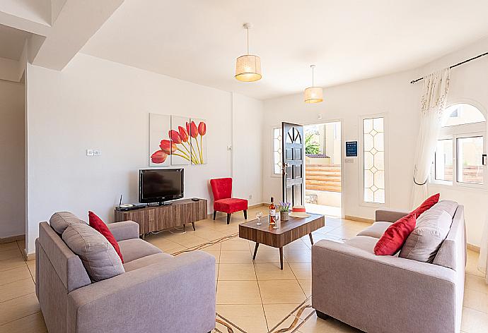 Open-plan living room with sofas, dining area, kitchen, A/C, WiFi internet, and satellite TV . - Queens Paradise 1 . (Fotogalerie) }}