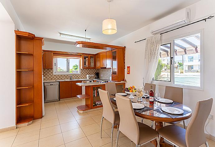 Open-plan living room with sofas, dining area, kitchen, A/C, WiFi internet, and satellite TV . - Queens Paradise 1 . (Fotogalerie) }}