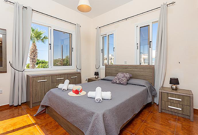 Double bedroom with en suite bathroom, A/C, and upper terrace access with sea views . - Queens Paradise 1 . (Galleria fotografica) }}