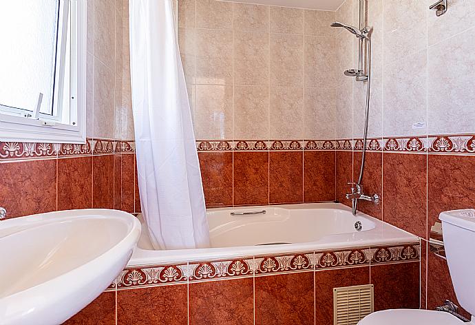 En suite bathroom with bath and shower . - Queens Paradise 1 . (Galleria fotografica) }}